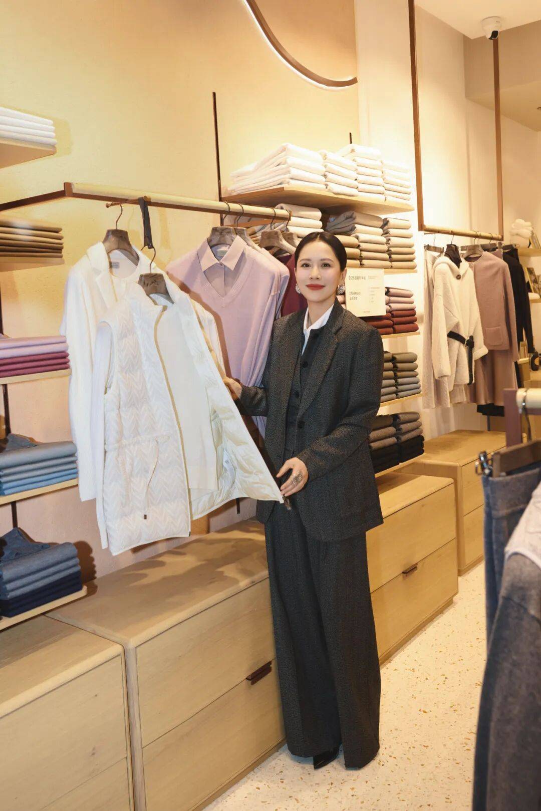 新揭幕初雪和白色花瓣好像有点配pg电子试玩平台北京迪奥之家全(图2)