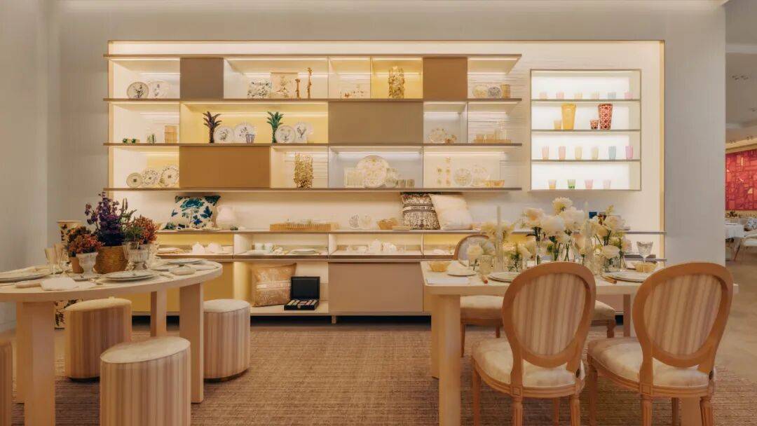 新揭幕初雪和白色花瓣好像有点配pg电子试玩平台北京迪奥之家全(图3)