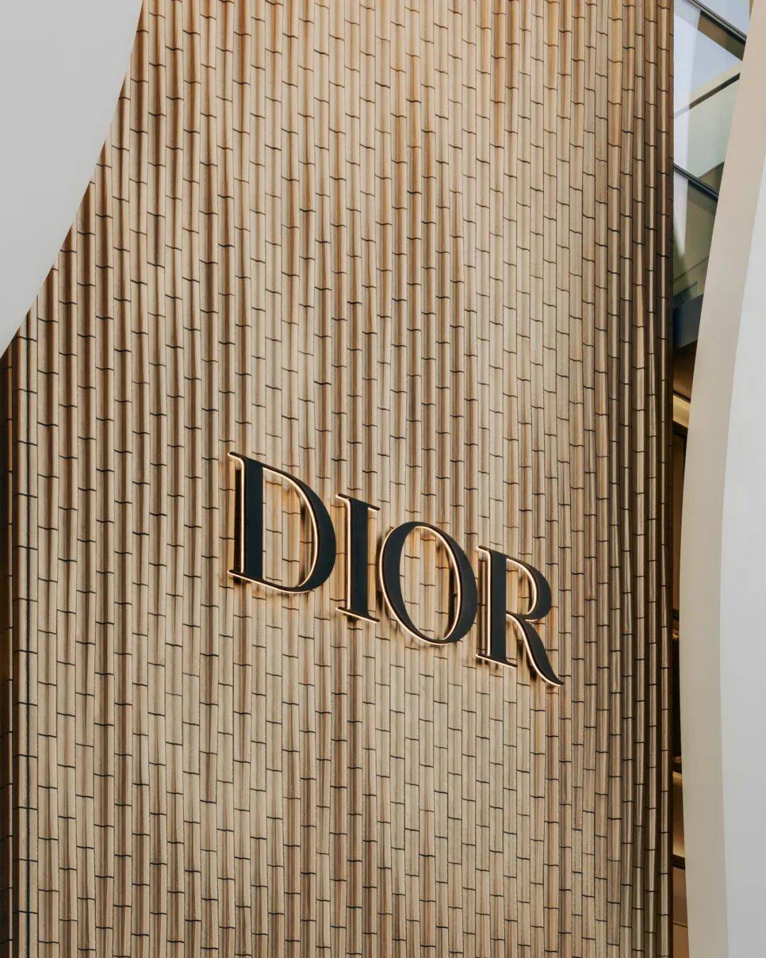 新揭幕初雪和白色花瓣好像有点配pg电子试玩平台北京迪奥之家全(图5)