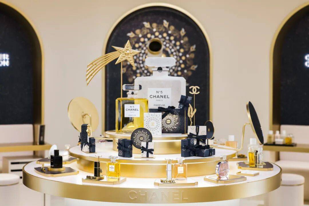 新揭幕初雪和白色花瓣好像有点配pg电子试玩平台北京迪奥之家全(图6)