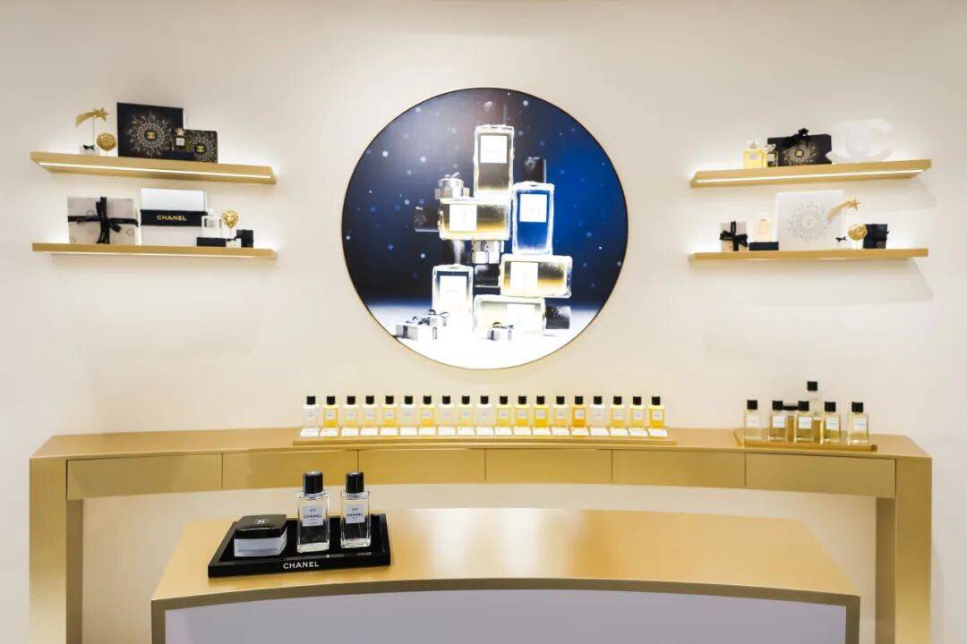 新揭幕初雪和白色花瓣好像有点配pg电子试玩平台北京迪奥之家全(图17)